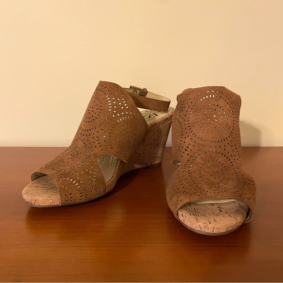 NWOT Isaac Mizrahi Live Seismic Suede Wedge Sandals Tan Brown Heels Leather 6.5 - Picture 2 of 11